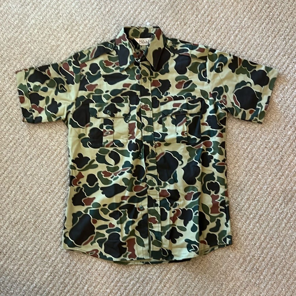 Walls old school duck camo short sleeve button down.  Mens size medium.